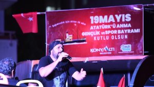 Konyaaltı'nda 19 Mayıs coşkusu balkonlara taştı