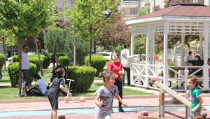 Konya'da parklar çocuklarla doldu