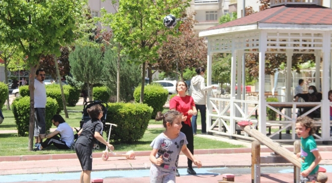 Konya'da parklar çocuklarla doldu