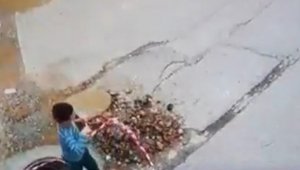Mersinde Uçurtma uçuran çocuk üstü açık bırakılan kanala düştü