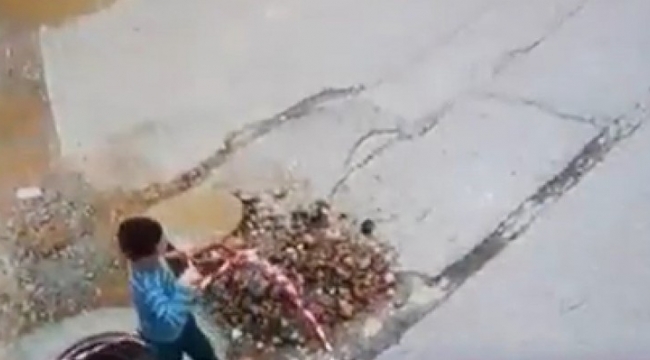 Mersinde Uçurtma uçuran çocuk üstü açık bırakılan kanala düştü