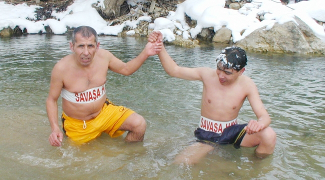 SOĞUK SUDA SAVAŞA PROTESTOSU...