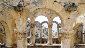 ZİRVEDEKİ TARİHİ MANASTIR ALAHAN MANASTIRI