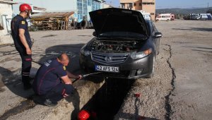 Arabasına Yılan girdi paniğe yol açtı