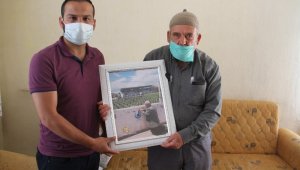 Cuma namazı için stada alınmayan Osman dede, o kareyi çekenle tanıştı