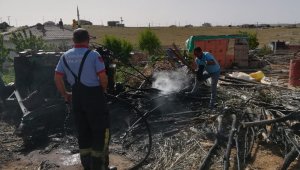 Göves'de bahçede bulunan odunlar tutuşarak yandı