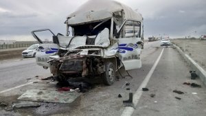 Kamyonet tıra arkadan çarptı: 1 ölü, 1 yaralı