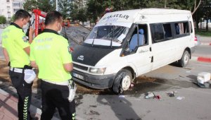 Karaman'da işçileri taşıyan minibüs devrildi: 4 yaralı