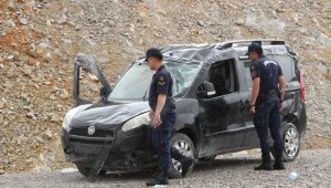 Karaman'da kontrolden çıkan hafif ticari araç devrildi: 1 yaralı