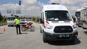 Karaman'da motosiklet ile kamyonet çarpıştı: 1 yaralı