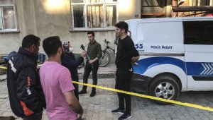 Kavgalı olduğu eşini vurup polise teslim oldu