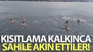 Kısıtlama kalkınca sahile akın edip denize girdiler