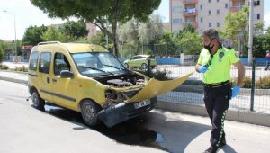 Kontrolden çıkan araç refüj korkuluklarını yıktı