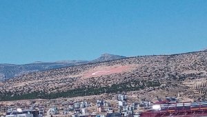 Mut'da Dev Türk Bayrağı ilgisizlikten soldu