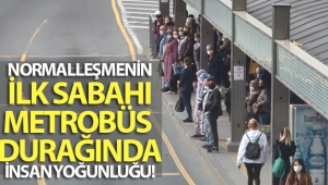 Normalleşmenin ilk sabahı metrobüs durağında insan yoğunluğu