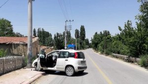 Otomobil direğe çarptı: 1 yaralı