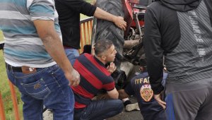 Traktörün altında sıkışan sürücü vinç yardımıyla kurtarıldı