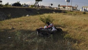 Yarış motosikleti şarampole uçtu: 2 yaralı