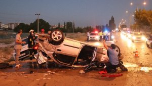 Ağaçlara çarpan otomobil yol ortasına devrildi: 2 yaralı