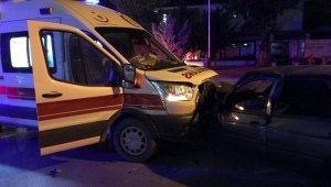 Ambulans ile otomobil çarpıştı: 7 yaralı