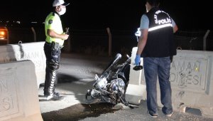 Karaman'da beton bariyere çarpan motosiklet sürücüsü ağır yaralandı