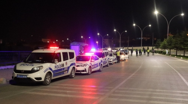 Karaman'da gece yarısı polisten şok asayiş ve trafik uygulaması