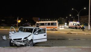 Karaman'da minibüs ile otomobil çarpıştı: 3 yaralı
