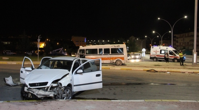 Karaman'da minibüs ile otomobil çarpıştı: 3 yaralı