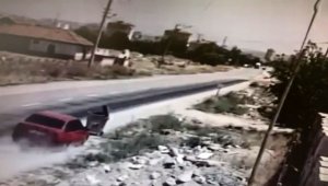 Karaman'da otomobilin çöp konteynerine çarpma anı kamerada