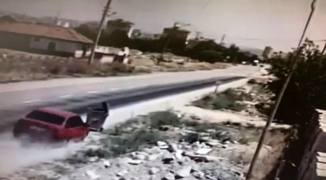 Karaman'da otomobilin çöp konteynerine çarpma anı kamerada