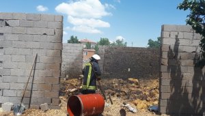 Karaman'da tutuşan kuru otlar saman balyalarını kül etti