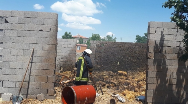 Karaman'da tutuşan kuru otlar saman balyalarını kül etti