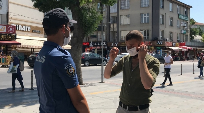 Konyada Polisi gören maskesini taktı
