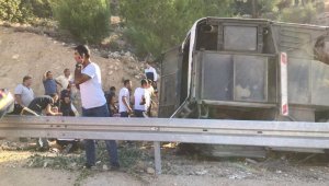 Mersin'de askerleri taşıyan otobüs devrildi: Çok sayıda yaralı