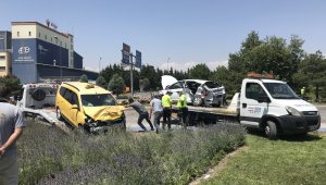 Otomobil ile ticari taksi çarpıştı: 1 ölü, 5 yaralı