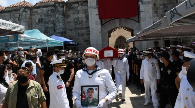 Tarsus şehidini uğurladı
