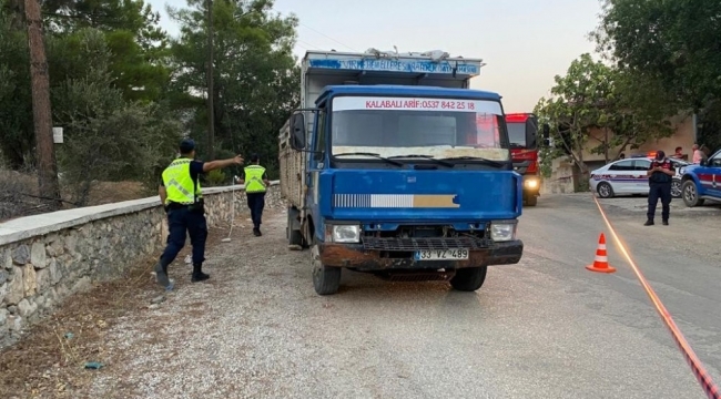 Aracının arızasına bakarken kamyonetin çarpması sonucu öldü