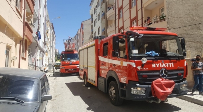 Binanın havalandırma boşluğunda çıkan yangın korkuttu