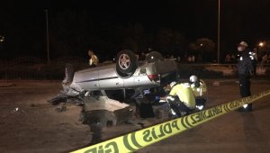 Cam yüklü kamyonete çarpan otomobil takla attı: 1 ölü, 3 yaralı