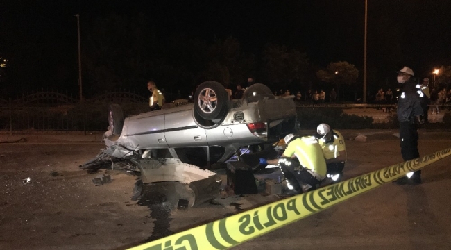 Cam yüklü kamyonete çarpan otomobil takla attı: 1 ölü, 3 yaralı