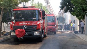 Çatıda çıkan yangın mahalleyi dumana bürüdü