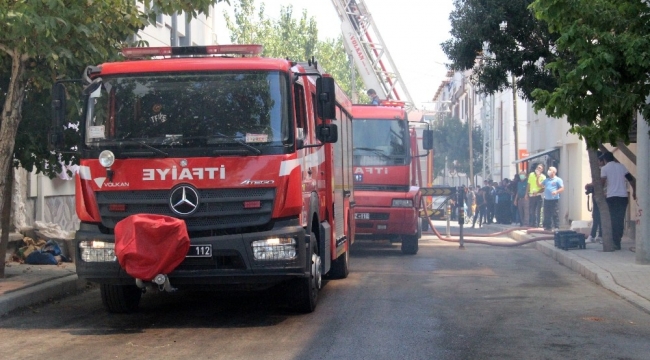 Çatıda çıkan yangın mahalleyi dumana bürüdü