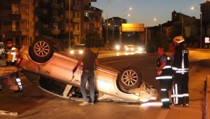 Devrilen otomobil 50 metre sürüklendi: 2 yaralı