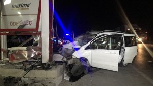 Hafif ticari araç tabelaya çarptı: 1 ölü, 3 yaralı