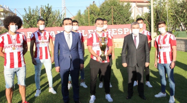 Karaman Belediyespor şampiyonluk kupasını törenle aldı