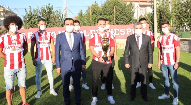 Karaman Belediyespor şampiyonluk kupasını törenle aldı