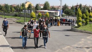 Karaman'da birçok suçtan gözaltına alınan 14 kişi adliyeye sevk edildi