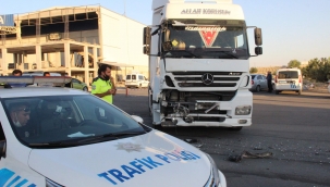 Karamanda Tırla çarpışan servis otobüsü devrildi: 17 yaralı