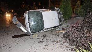 Kaza yaptığı otomobilini olay yerinde bırakıp gitti
