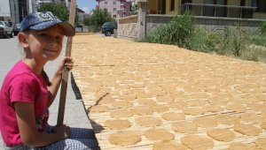 Konya'da ailelerin 'çıtır tarhana' yapma mesaisi sürüyor